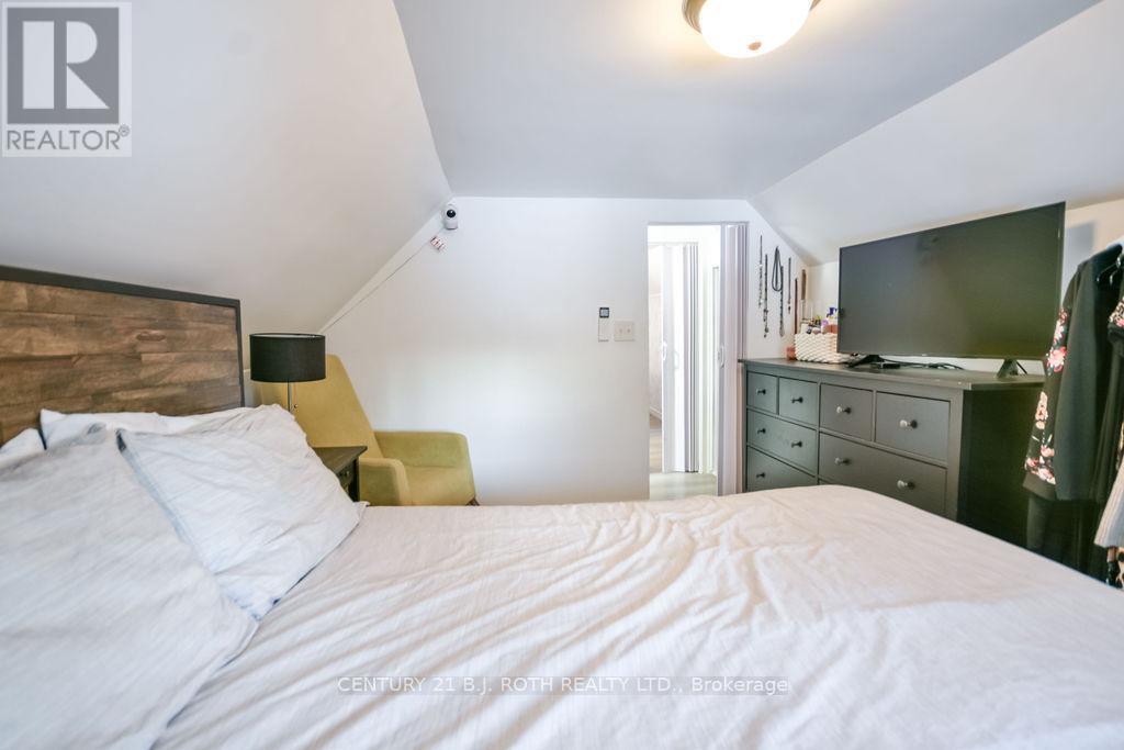 9920 County 10 Road, Clearview, ON - Indoor Photo Showing Bedroom