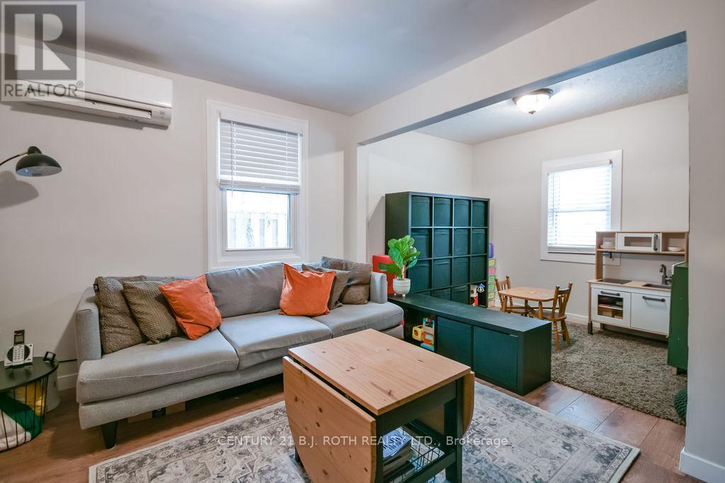 9920 County 10 Road, Clearview, ON - Indoor Photo Showing Living Room