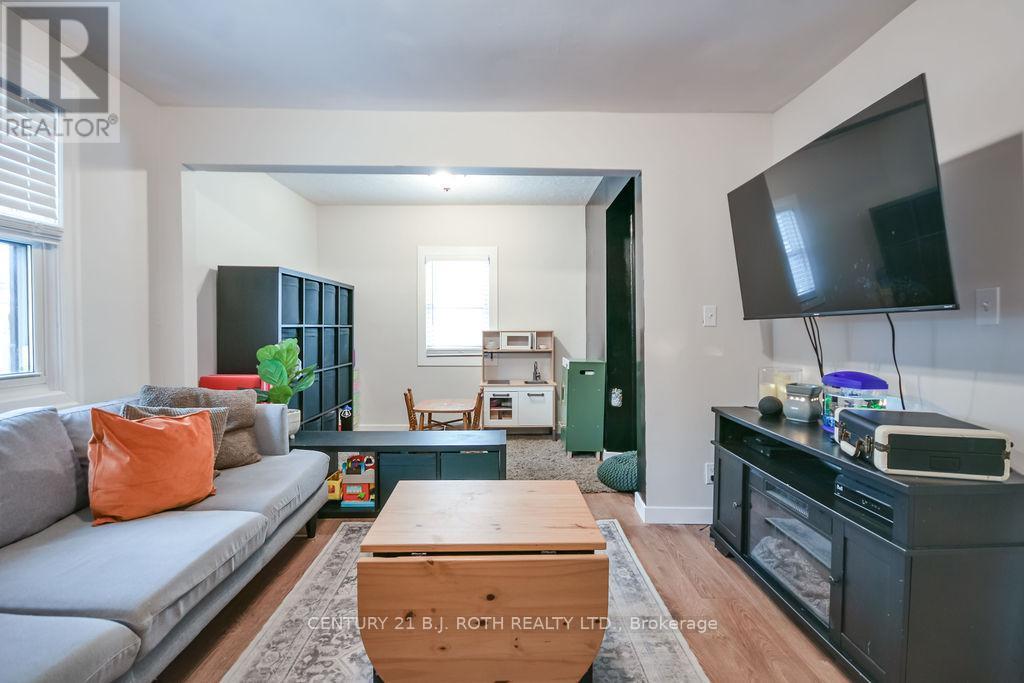 9920 County 10 Road, Clearview, ON - Indoor Photo Showing Living Room