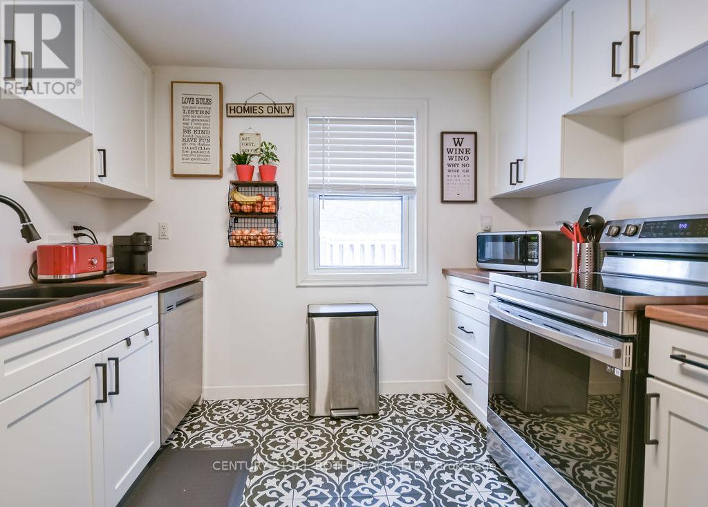 9920 County 10 Road, Clearview, ON - Indoor Photo Showing Kitchen