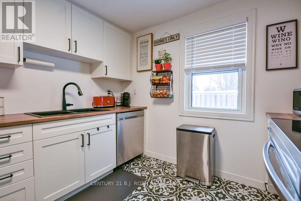 9920 County 10 Road, Clearview, ON - Indoor Photo Showing Kitchen With Double Sink