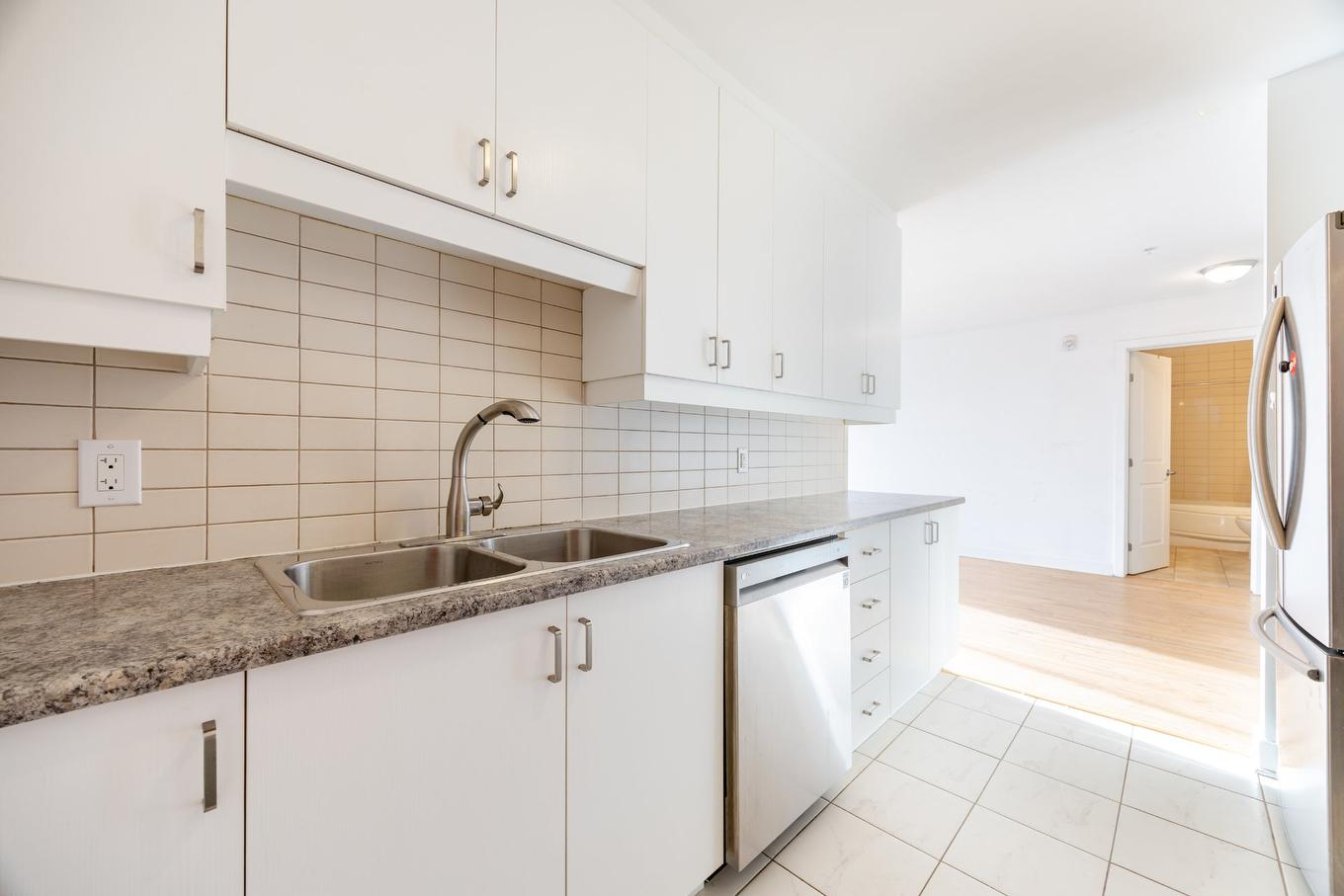 Cuisine - 305-7020 Rue Allard, Montréal (Lasalle), QC - Indoor Photo Showing Kitchen With Double Sink With Upgraded Kitchen