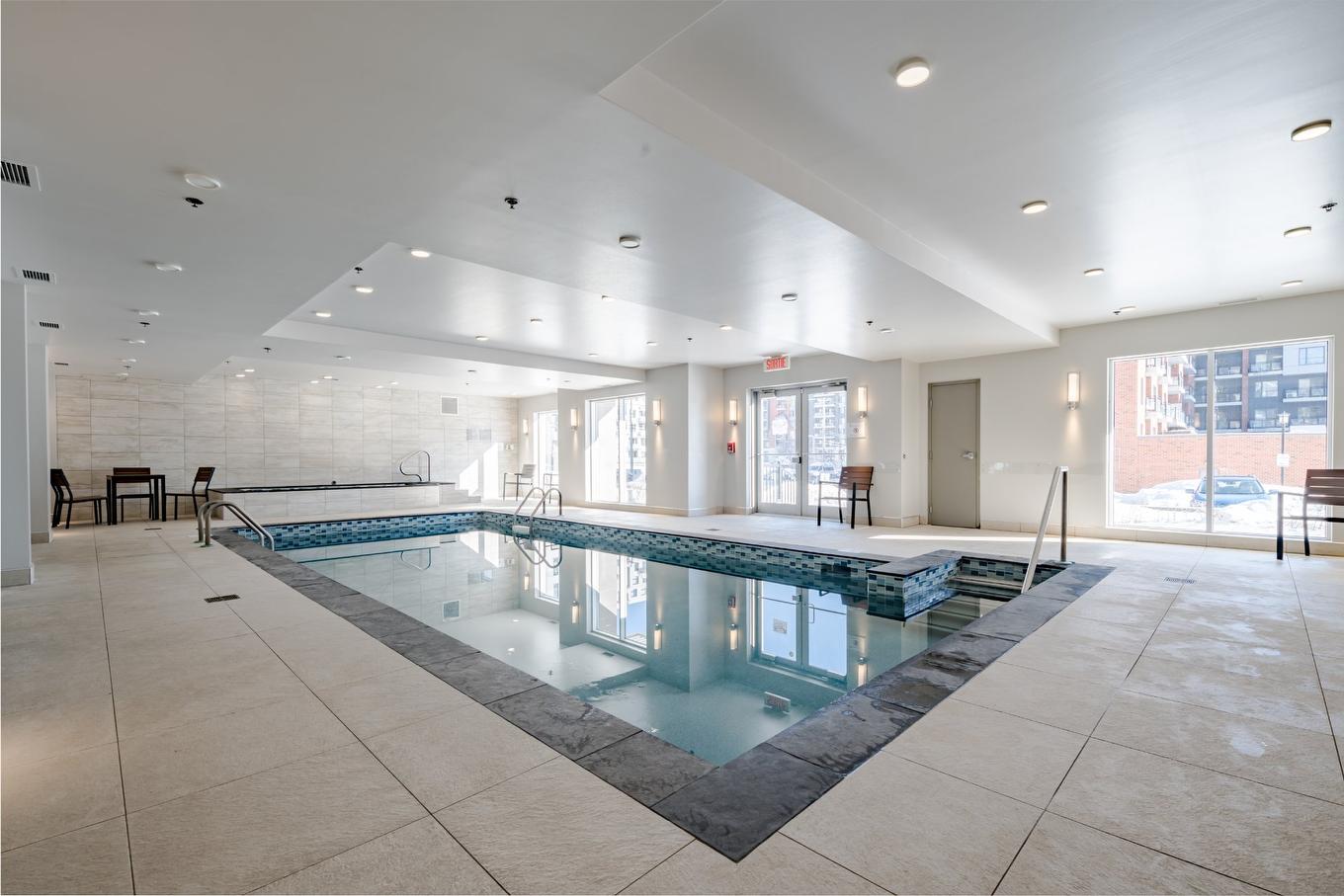 Piscine - 305-7020 Rue Allard, Montréal (Lasalle), QC - Indoor Photo Showing Other Room With In Ground Pool