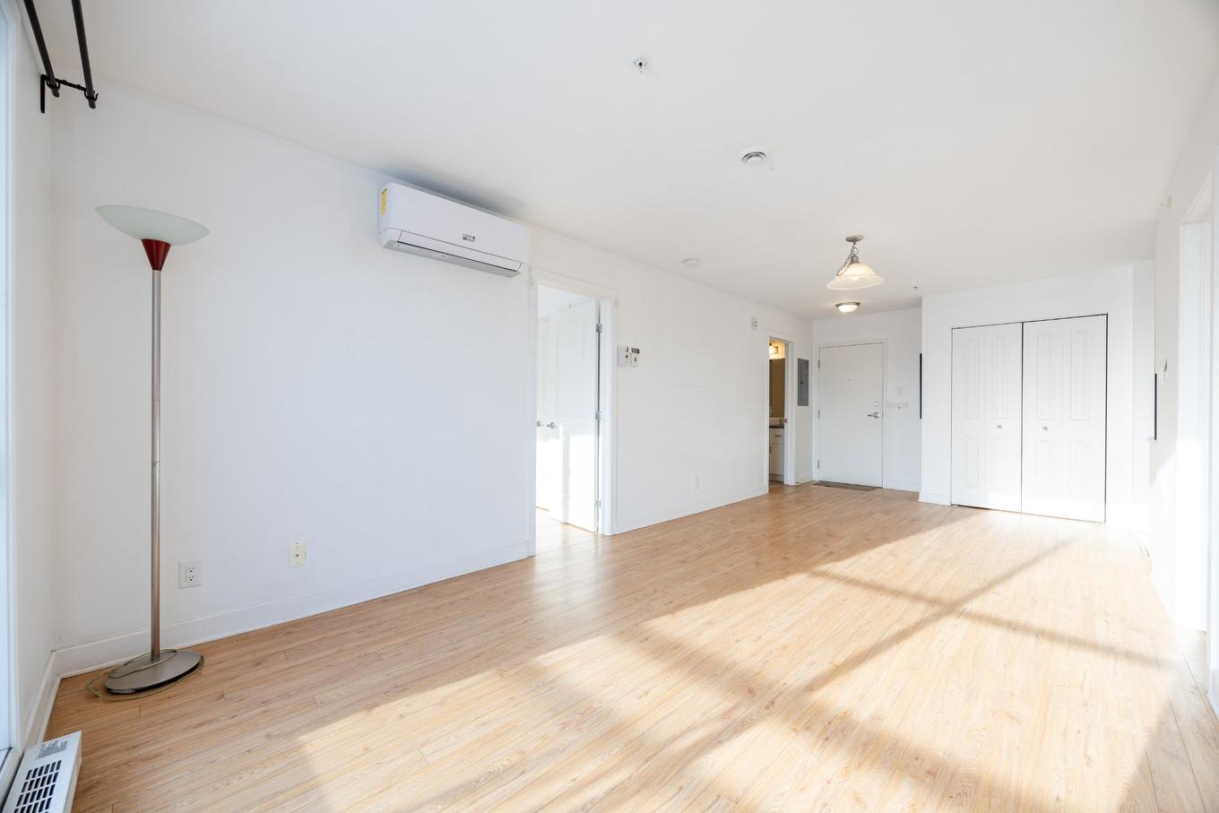 Salon - 305-7020 Rue Allard, Montréal (Lasalle), QC - Indoor Photo Showing Other Room