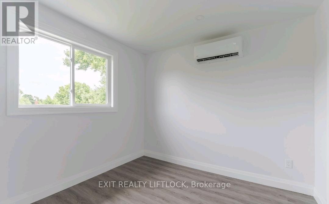 825 Cameron Street, Peterborough (Otonabee Ward 1), ON - Indoor Photo Showing Other Room