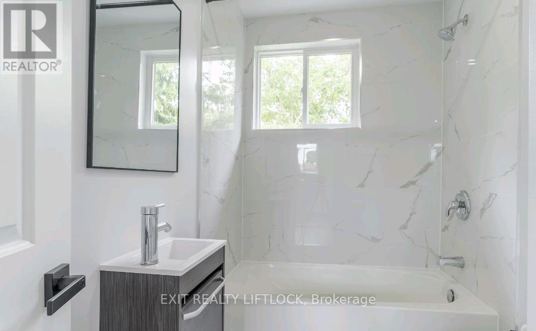 825 Cameron Street, Peterborough (Otonabee Ward 1), ON - Indoor Photo Showing Bathroom