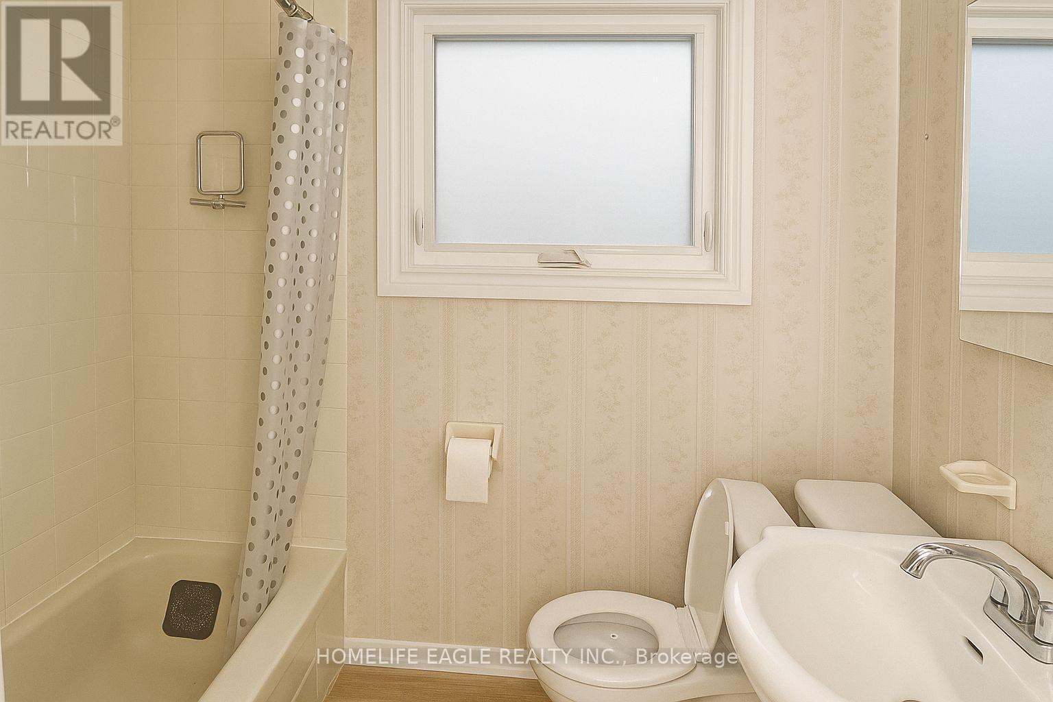 Upper - 33 Sumner Heights, Toronto, ON - Indoor Photo Showing Bathroom