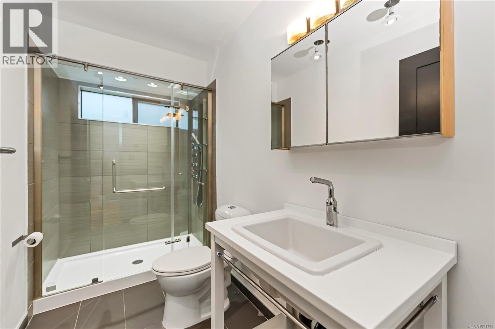 Main level 3 pc bathroom - 5198 Beckton Rd, Saanich, BC - Indoor Photo Showing Bathroom