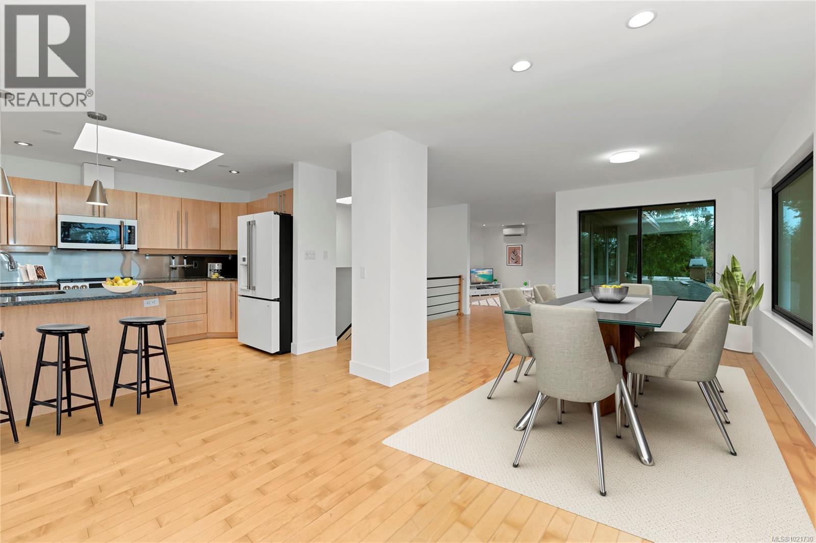 Kitchen and dining area - 5198 Beckton Rd, Saanich, BC - Indoor