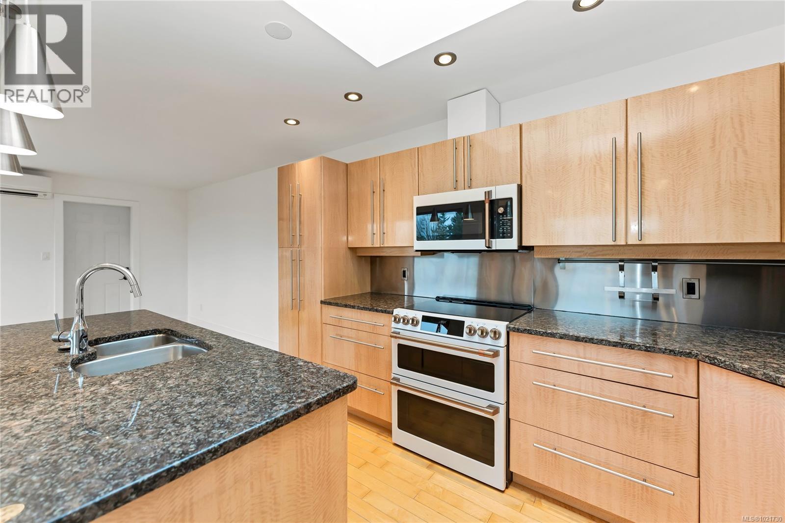 5198 Beckton Rd, Saanich, BC - Indoor Photo Showing Kitchen With Double Sink