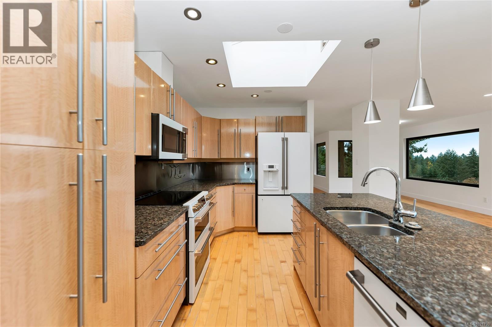 5198 Beckton Rd, Saanich, BC - Indoor Photo Showing Kitchen With Double Sink