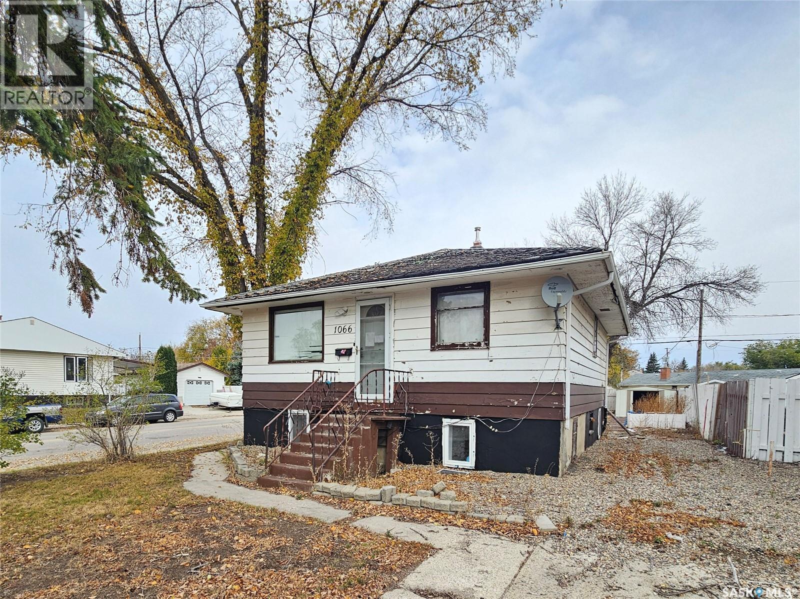 1066 Montgomery Street, Moose Jaw, SK - Outdoor