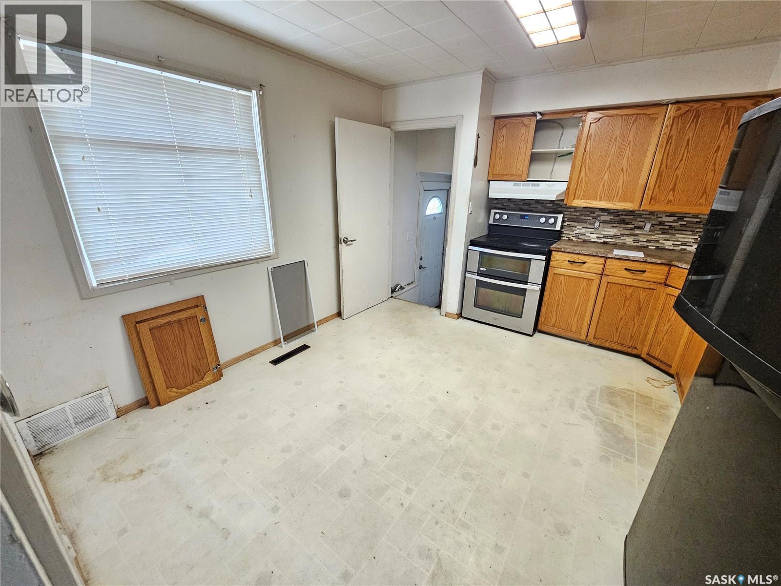 1066 Montgomery Street, Moose Jaw, SK - Indoor