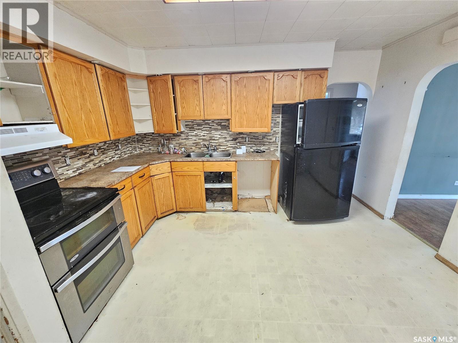1066 Montgomery Street, Moose Jaw, SK - Indoor Photo Showing Kitchen With Double Sink