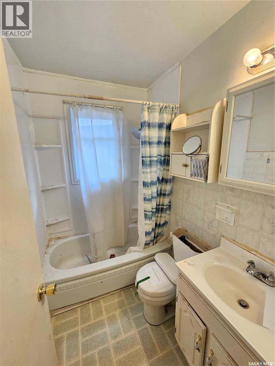 1066 Montgomery Street, Moose Jaw, SK - Indoor Photo Showing Bathroom
