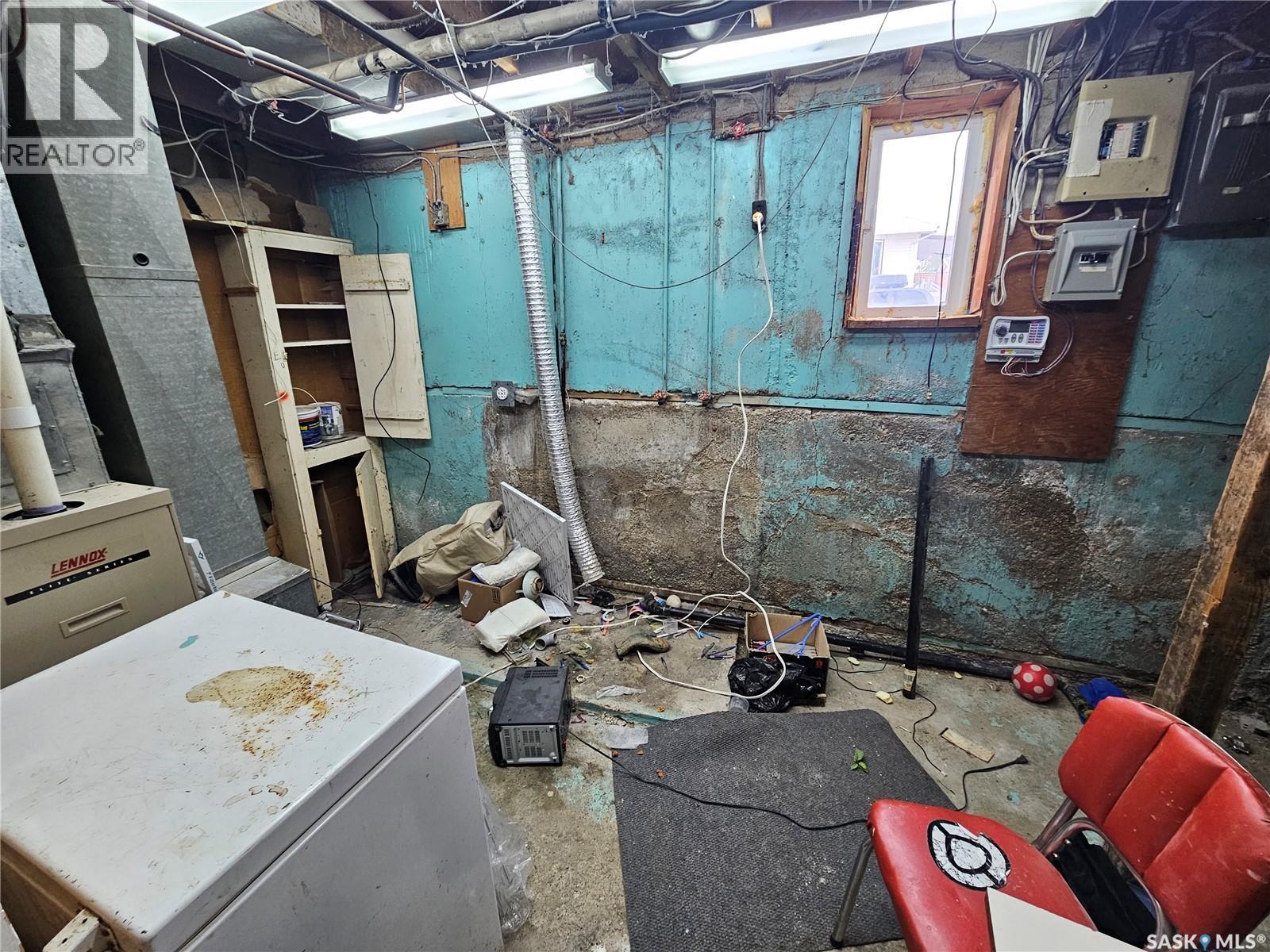 1066 Montgomery Street, Moose Jaw, SK - Indoor Photo Showing Basement