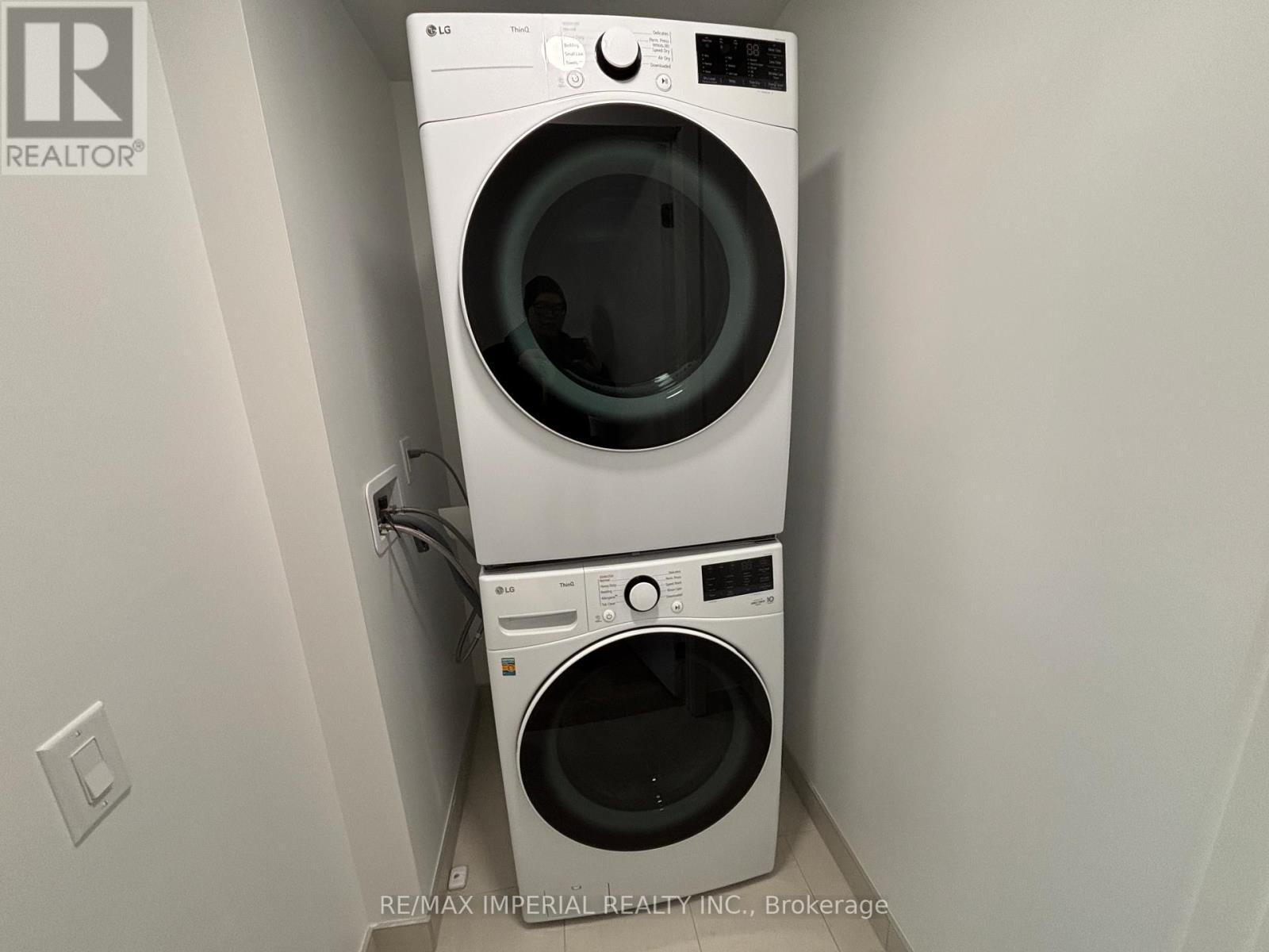 3306 - 395 Square One Drive, Mississauga, ON - Indoor Photo Showing Laundry Room