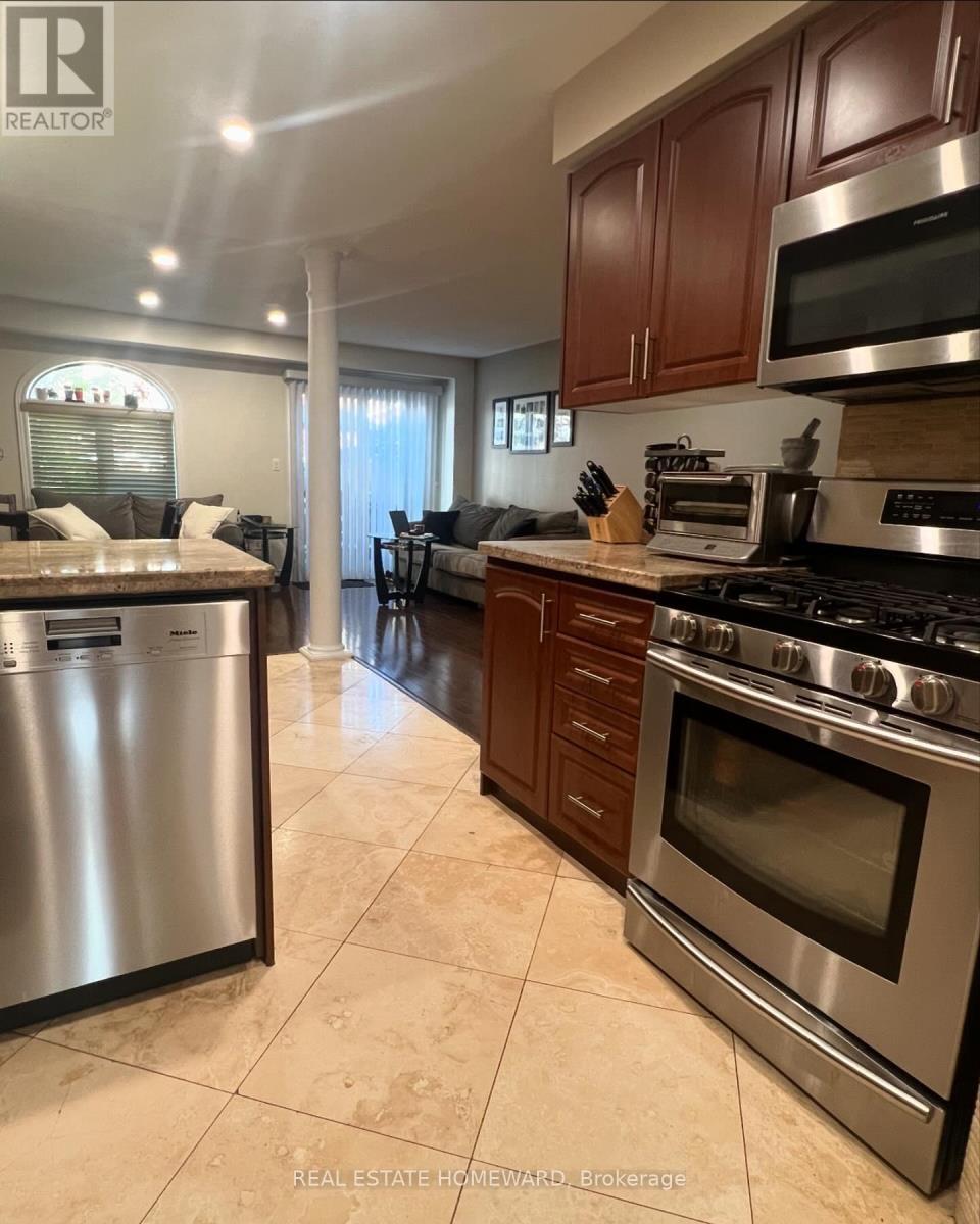 1129 Hickory Hollow Glen, Mississauga, ON - Indoor Photo Showing Kitchen