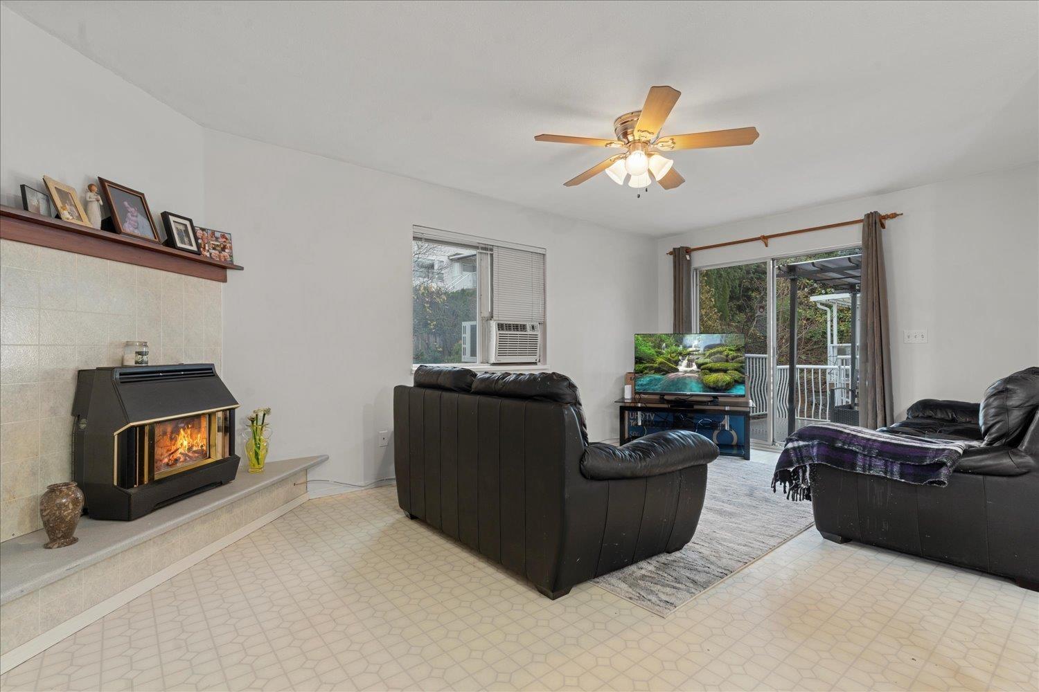 34615 Baldwin Road, Abbotsford, BC - Indoor Photo Showing Living Room With Fireplace