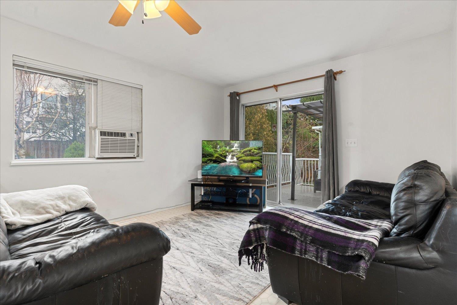 34615 Baldwin Road, Abbotsford, BC - Indoor Photo Showing Living Room