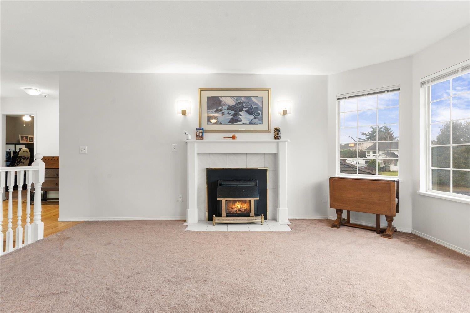 34615 Baldwin Road, Abbotsford, BC - Indoor Photo Showing Living Room With Fireplace