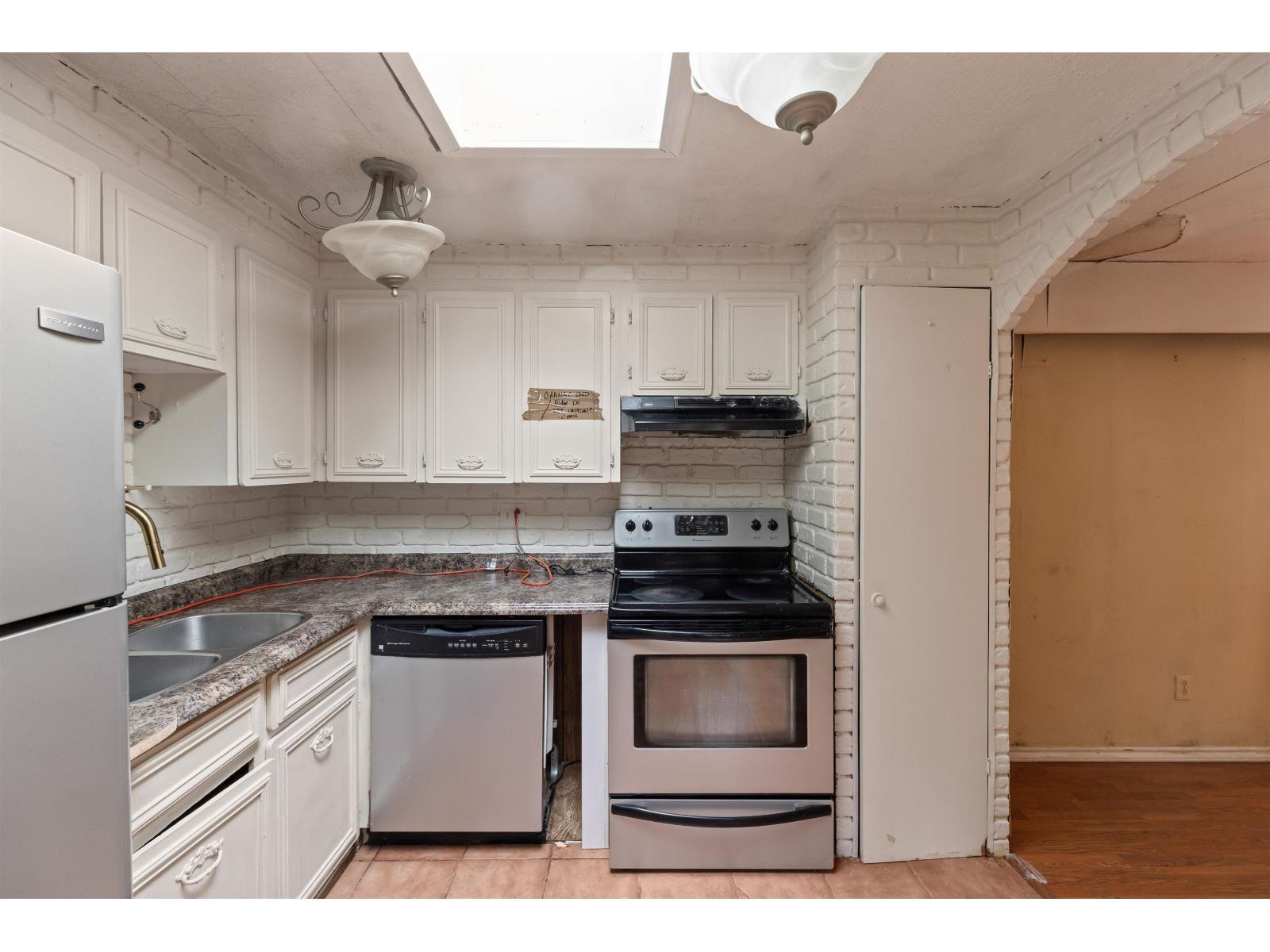 6 6571 King George Boulevard, Surrey, BC - Indoor Photo Showing Kitchen With Double Sink