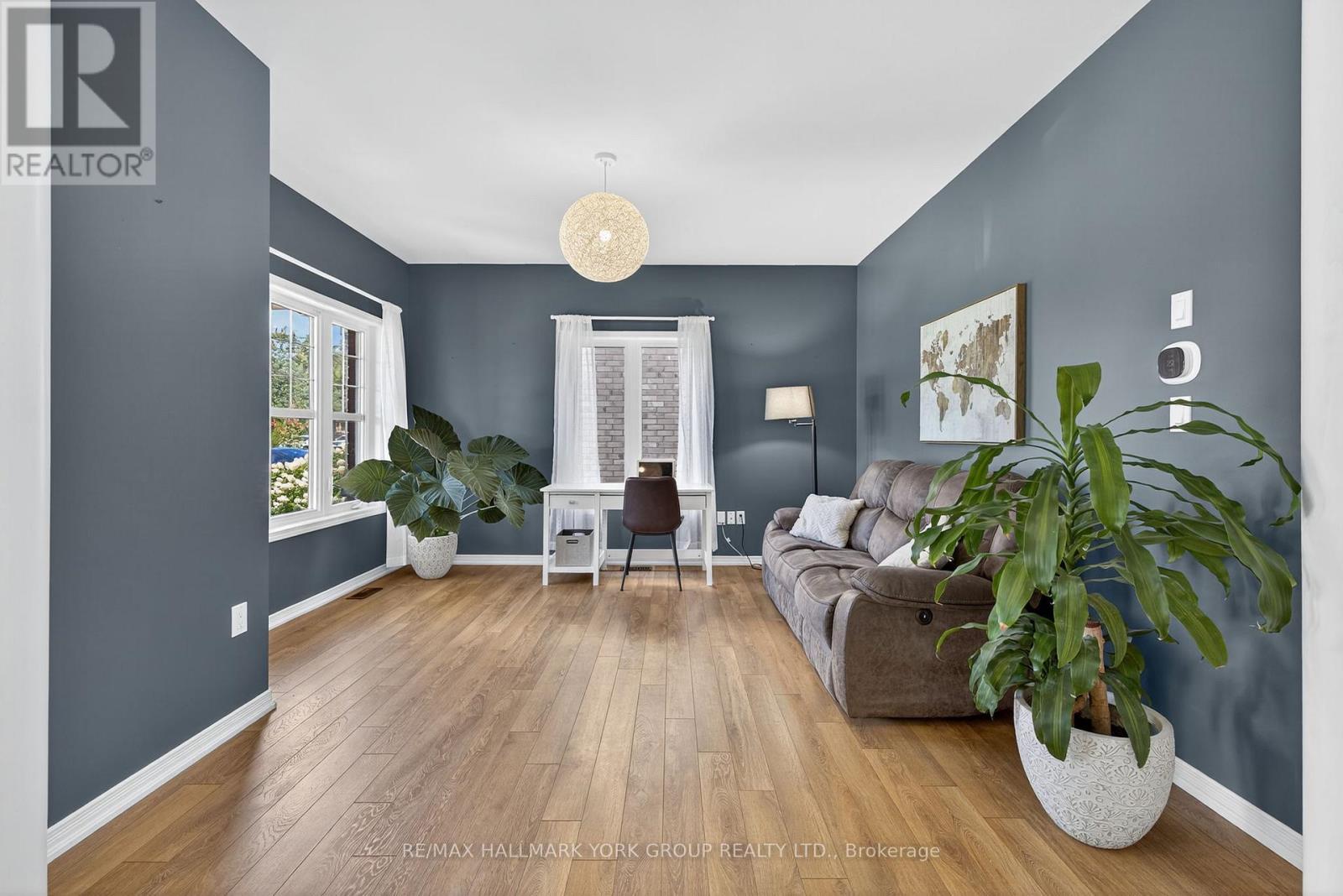 78 Rennie Street, Brock, ON - Indoor Photo Showing Living Room