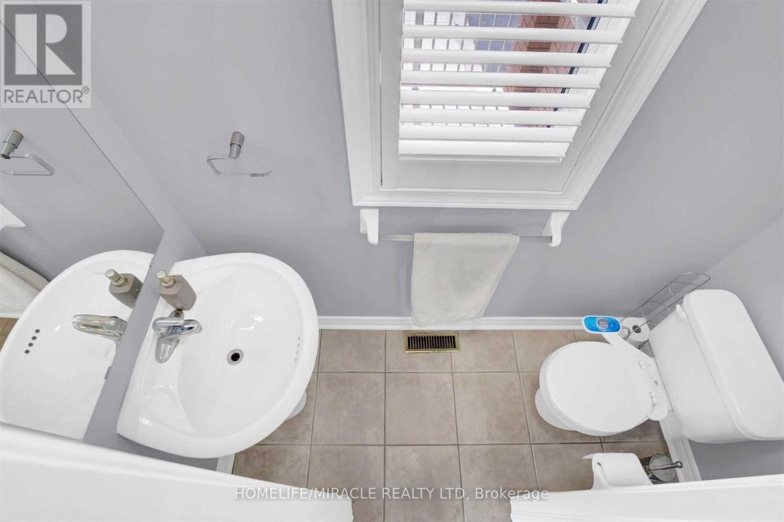 Upper - 51 Connolly Crescent, Brampton, ON - Indoor Photo Showing Bathroom