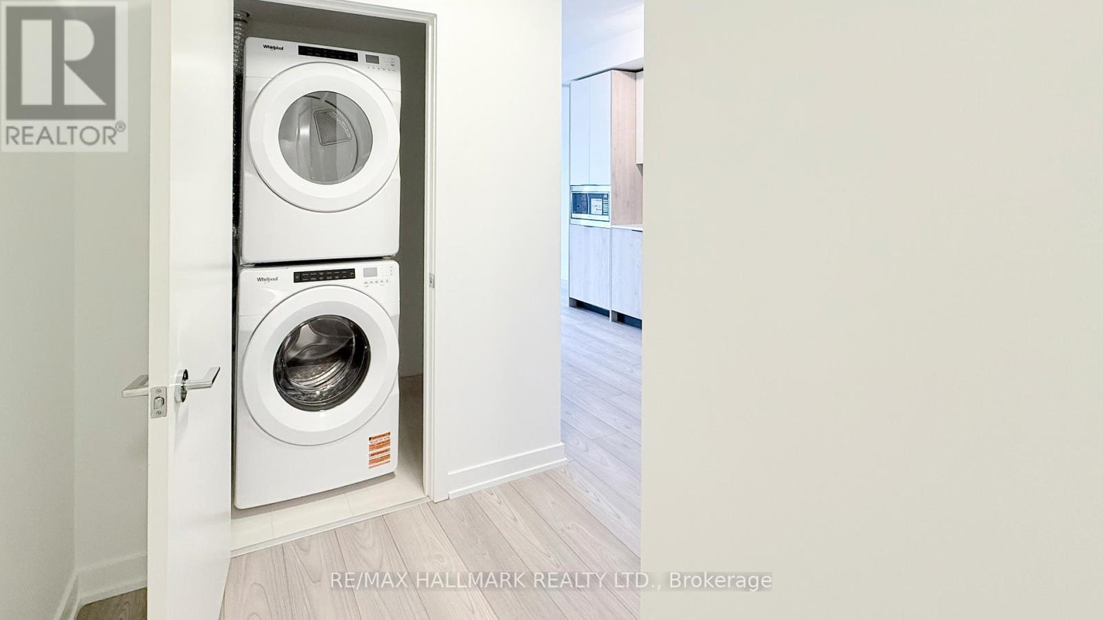510 - 1007 The Queensway, Toronto, ON - Indoor Photo Showing Laundry Room