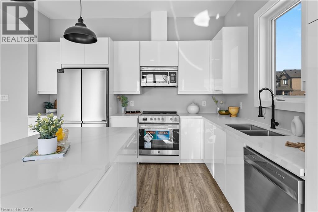 51 Alicia Crescent, Thorold, ON - Indoor Photo Showing Kitchen With Stainless Steel Kitchen With Double Sink With Upgraded Kitchen