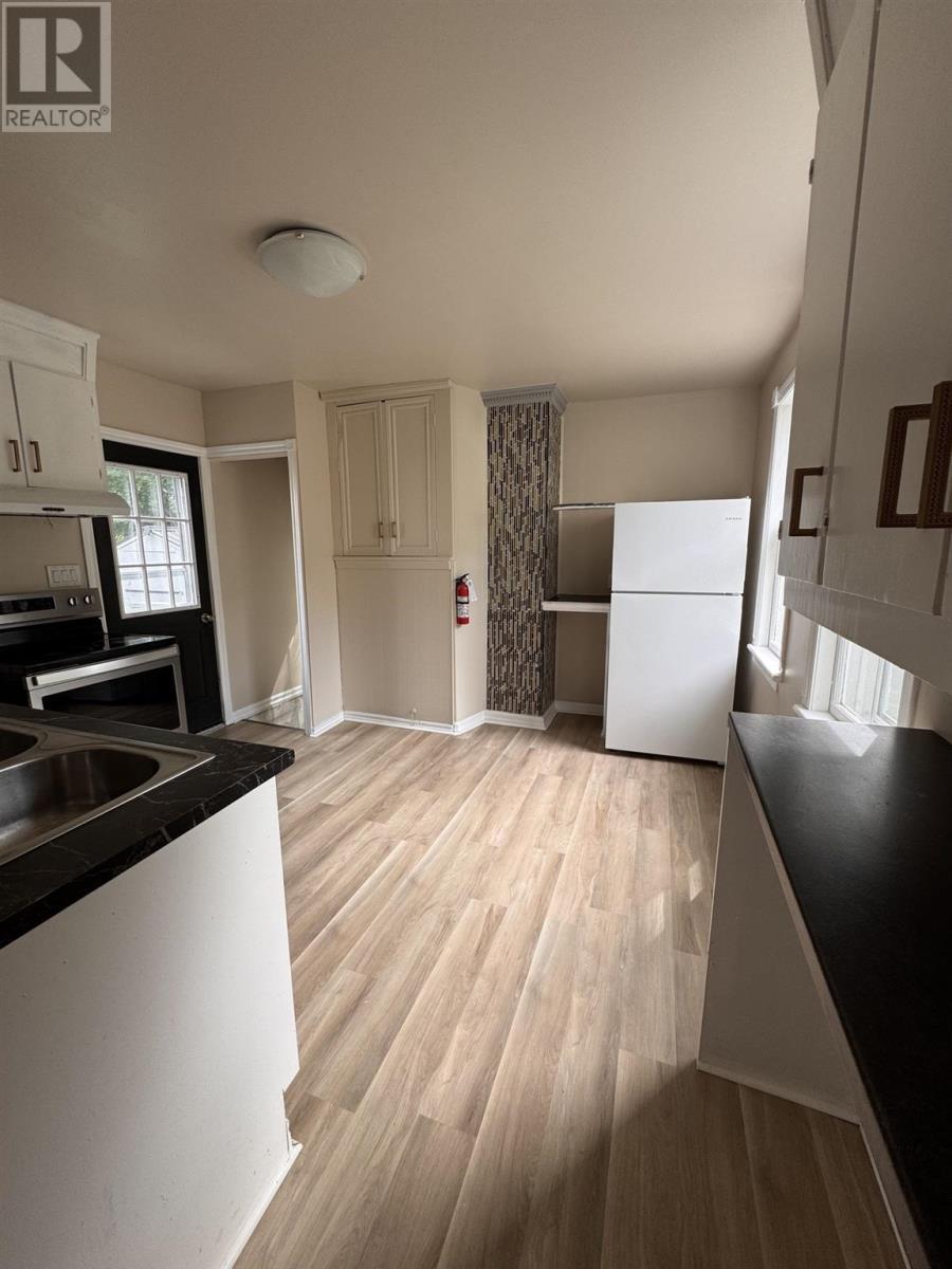 30 Grosvenor Ave, Sault Ste. Marie, ON - Indoor Photo Showing Kitchen