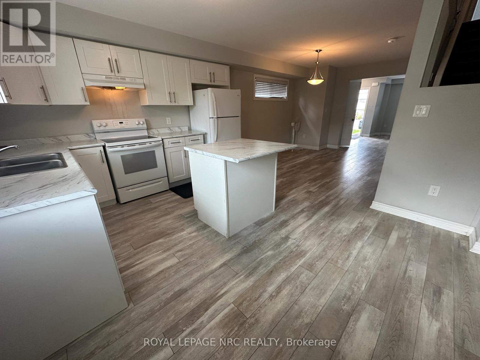 25 - 7768 Ascot Circle, Niagara Falls (Ascot), ON - Indoor Photo Showing Kitchen With Double Sink