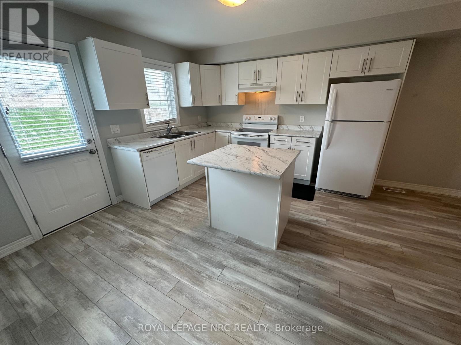 25 - 7768 Ascot Circle, Niagara Falls (Ascot), ON - Indoor Photo Showing Kitchen With Double Sink