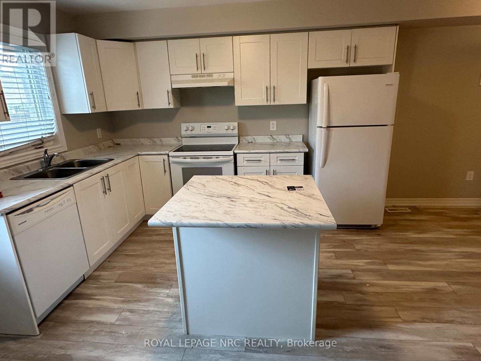 25 - 7768 Ascot Circle, Niagara Falls (Ascot), ON - Indoor Photo Showing Kitchen With Double Sink