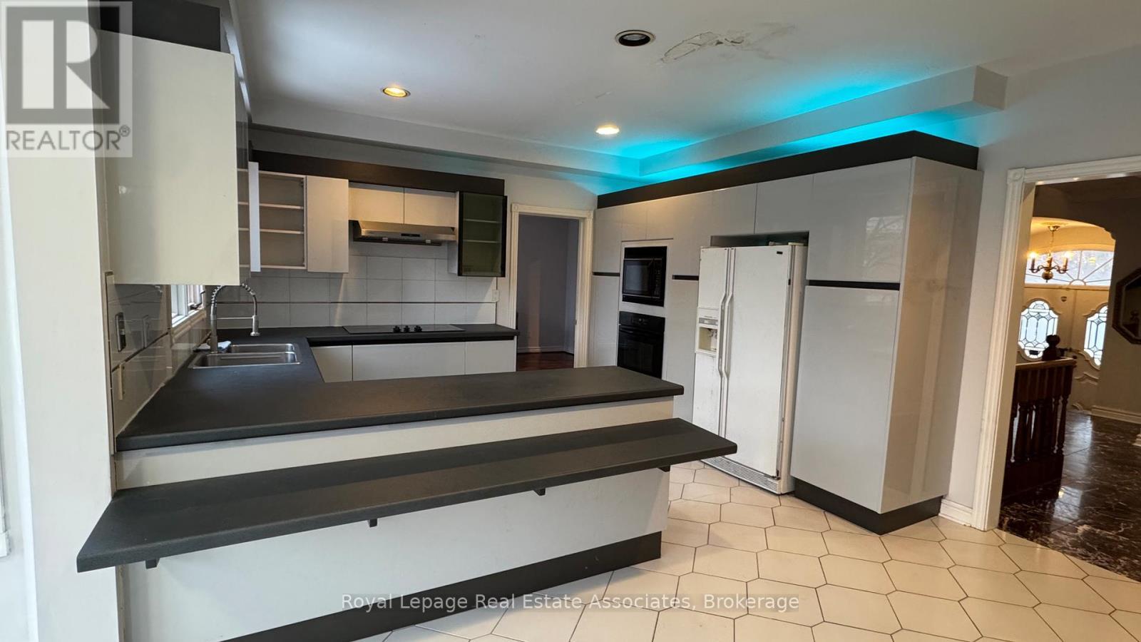 Upper - 2501 Mississauga Road, Mississauga, ON - Indoor Photo Showing Kitchen
