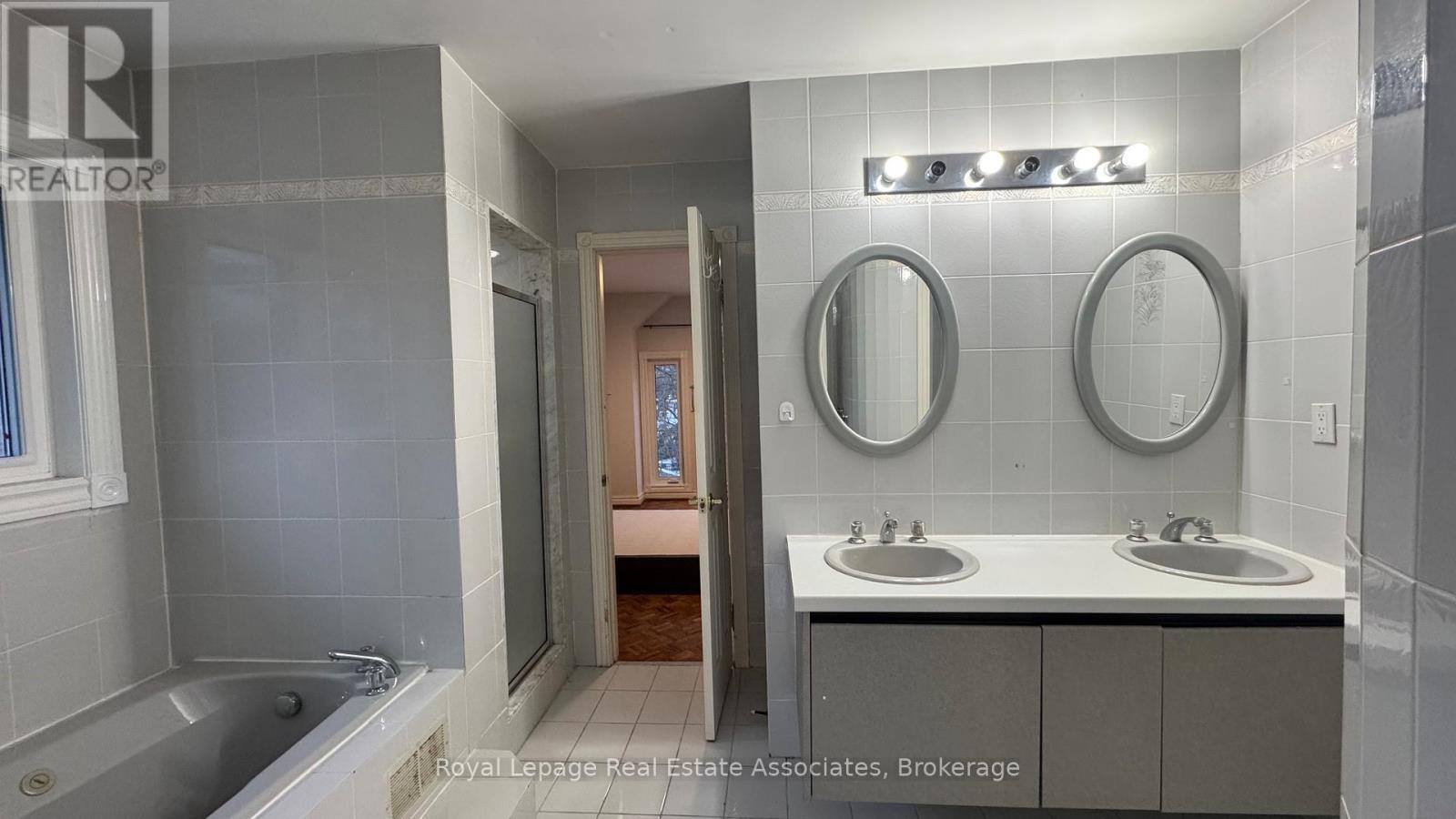 Upper - 2501 Mississauga Road, Mississauga, ON - Indoor Photo Showing Bathroom