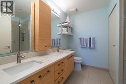 Ensuite bathroom double sink vanity -