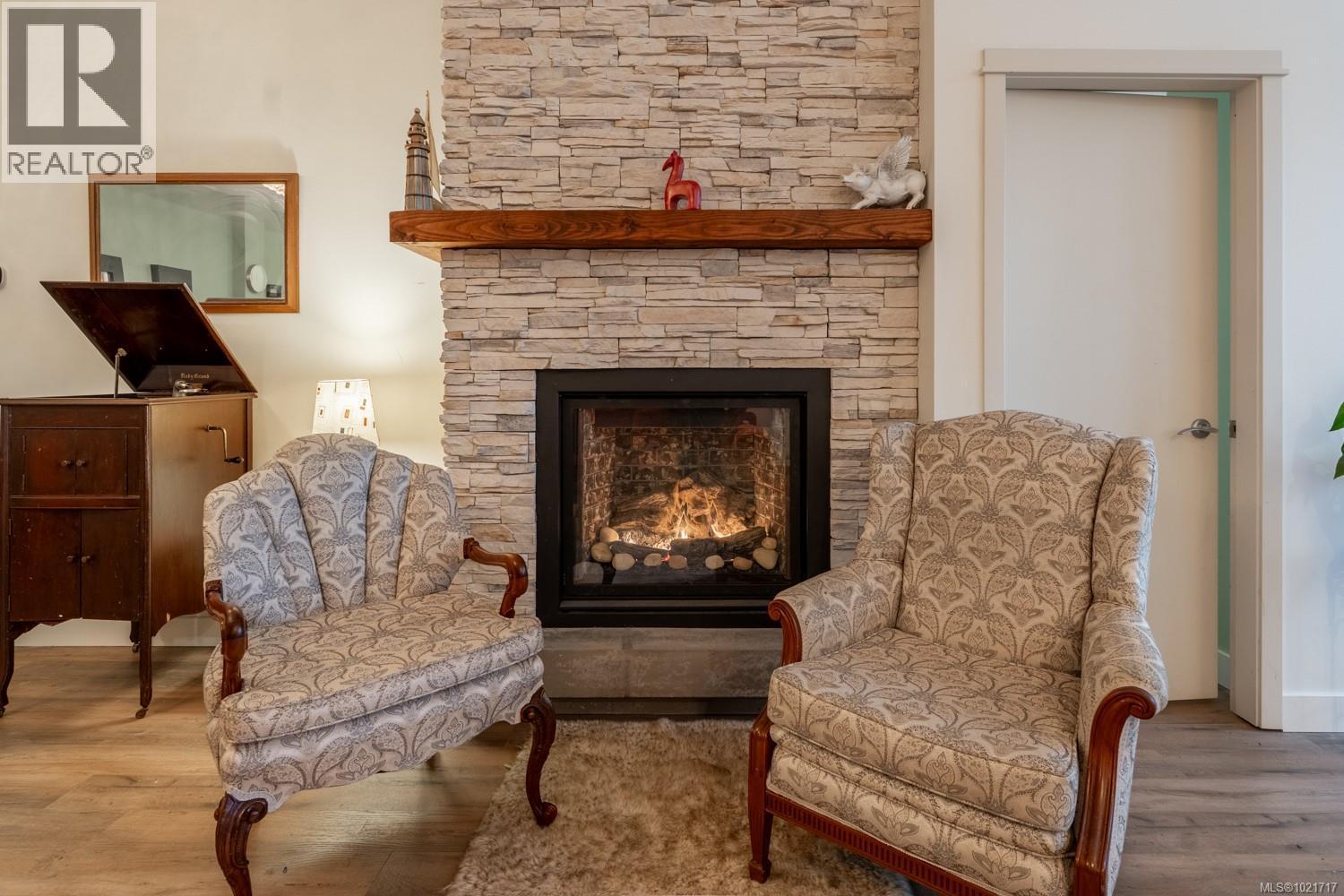 Gas fireplace - 110 38 Front St, Nanaimo, BC - Indoor Photo Showing Living Room With Fireplace