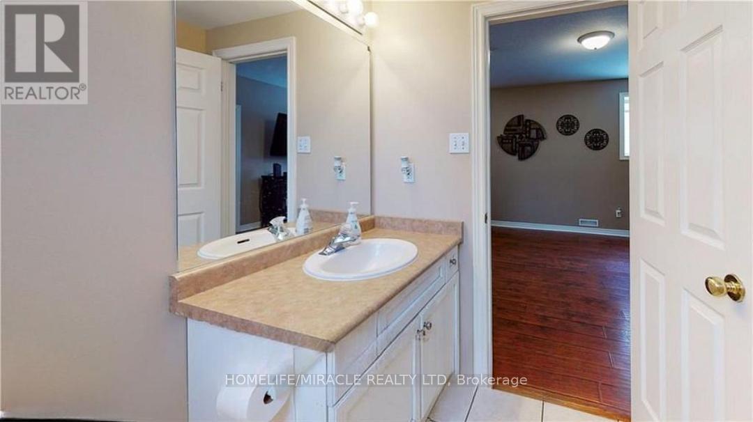 1859 Marconi Boulevard, London East, ON - Indoor Photo Showing Bathroom