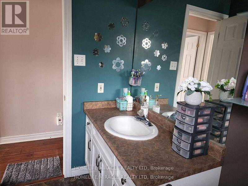 1859 Marconi Boulevard, London East, ON - Indoor Photo Showing Bathroom