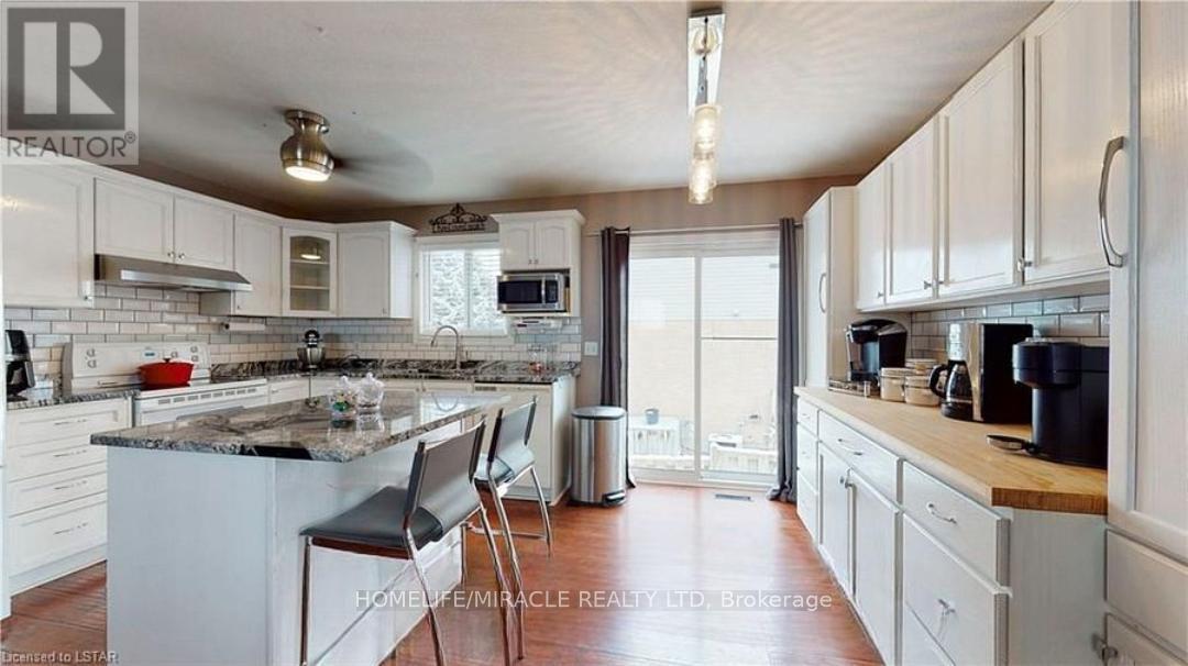 1859 Marconi Boulevard, London East, ON - Indoor Photo Showing Kitchen With Upgraded Kitchen