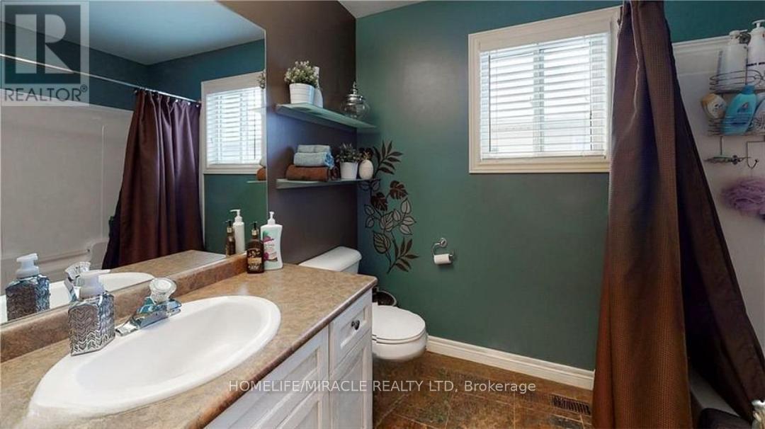 1859 Marconi Boulevard, London East, ON - Indoor Photo Showing Bathroom