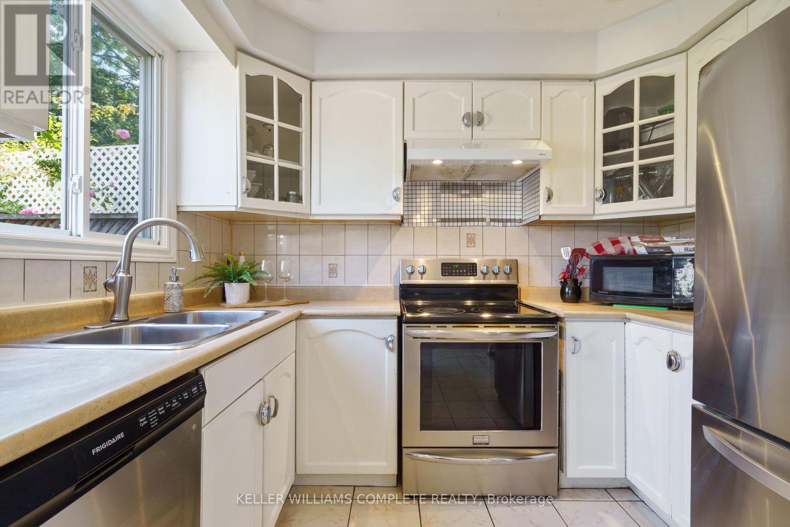 10 Glen Eden Court, Hamilton, ON - Indoor Photo Showing Kitchen With Double Sink