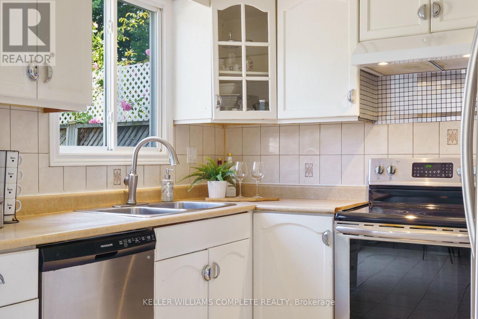 10 Glen Eden Court, Hamilton, ON - Indoor Photo Showing Kitchen With Double Sink