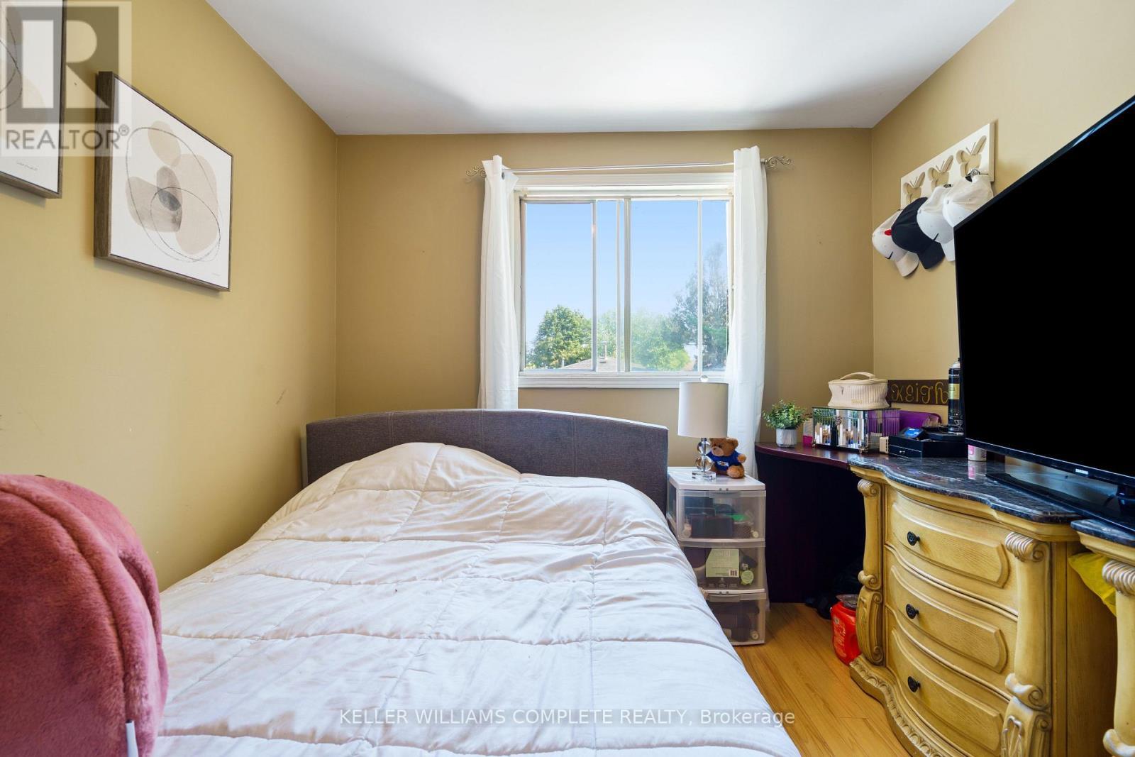 10 Glen Eden Court, Hamilton, ON - Indoor Photo Showing Bedroom