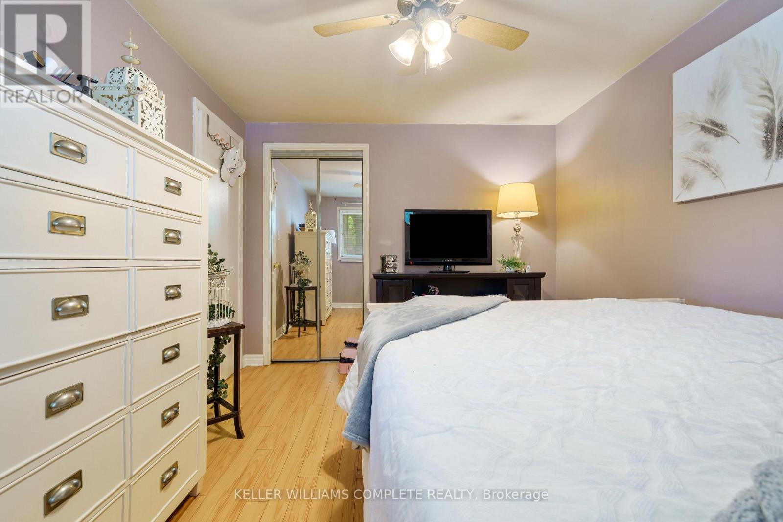 10 Glen Eden Court, Hamilton, ON - Indoor Photo Showing Bedroom