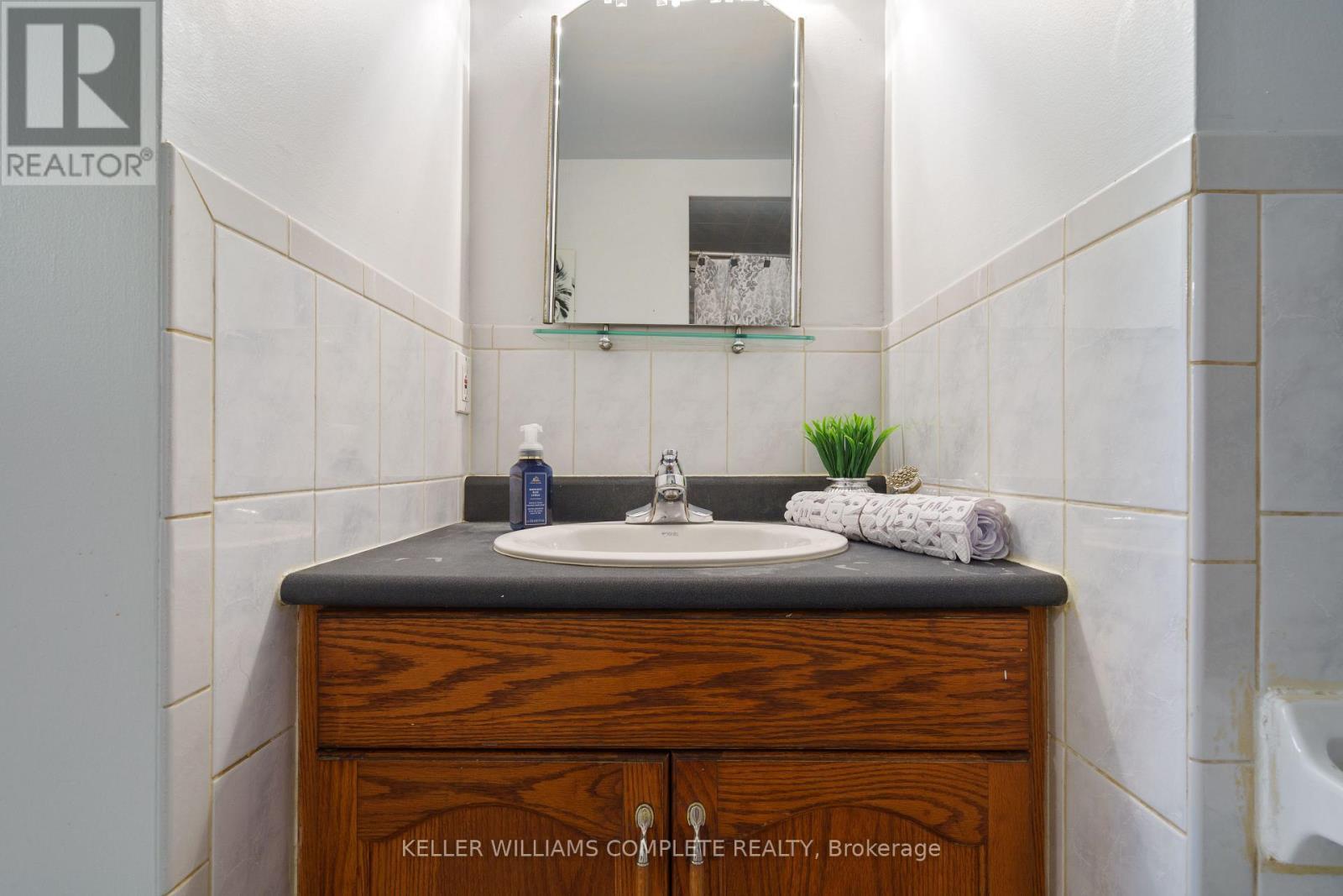 10 Glen Eden Court, Hamilton, ON - Indoor Photo Showing Bathroom