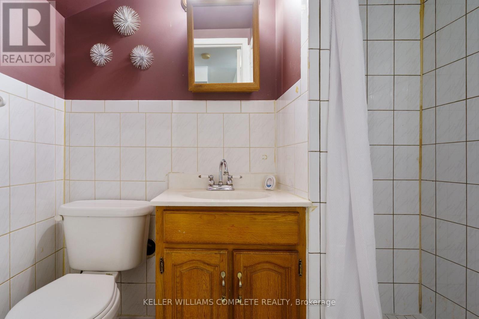 10 Glen Eden Court, Hamilton, ON - Indoor Photo Showing Bathroom