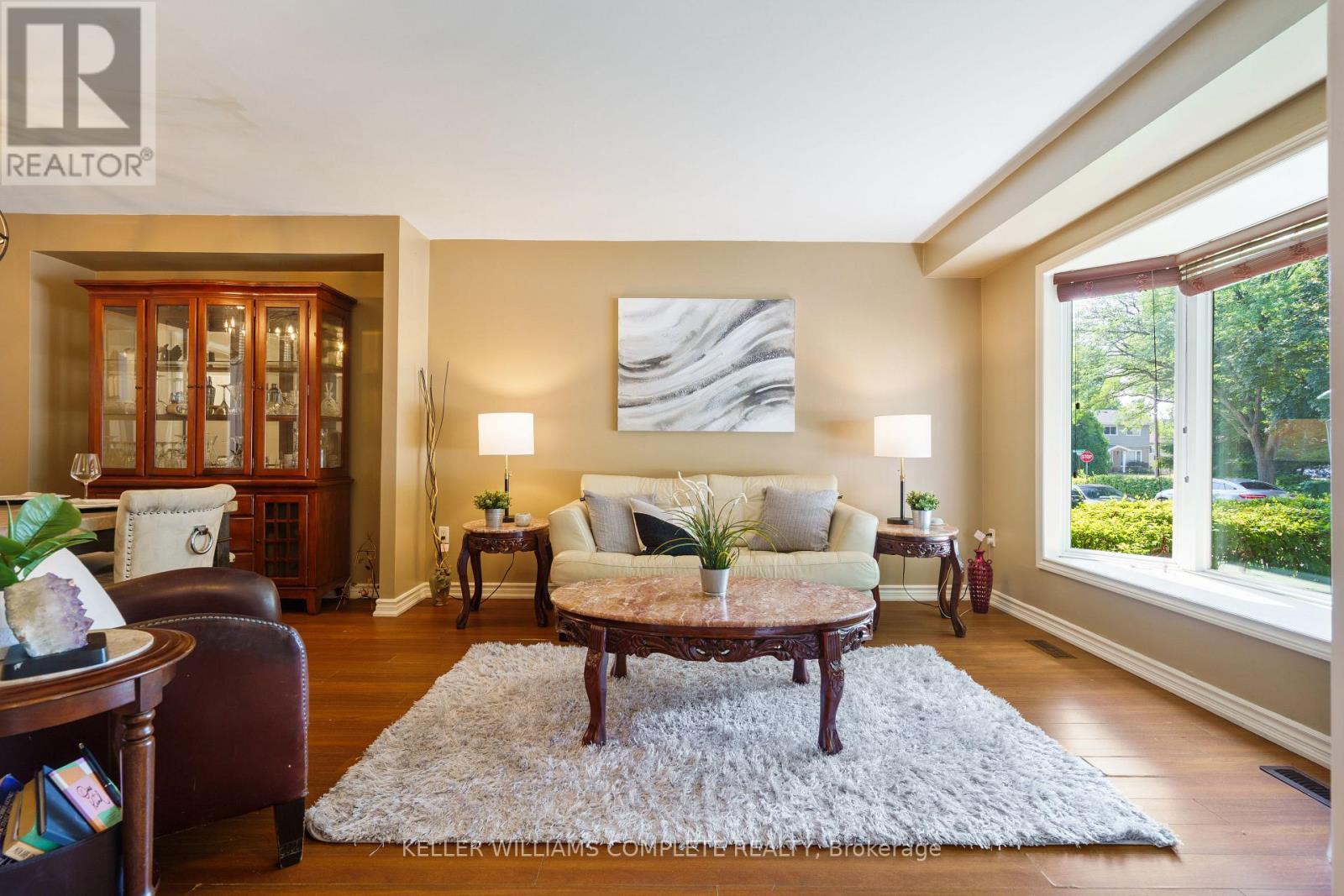 10 Glen Eden Court, Hamilton, ON - Indoor Photo Showing Living Room