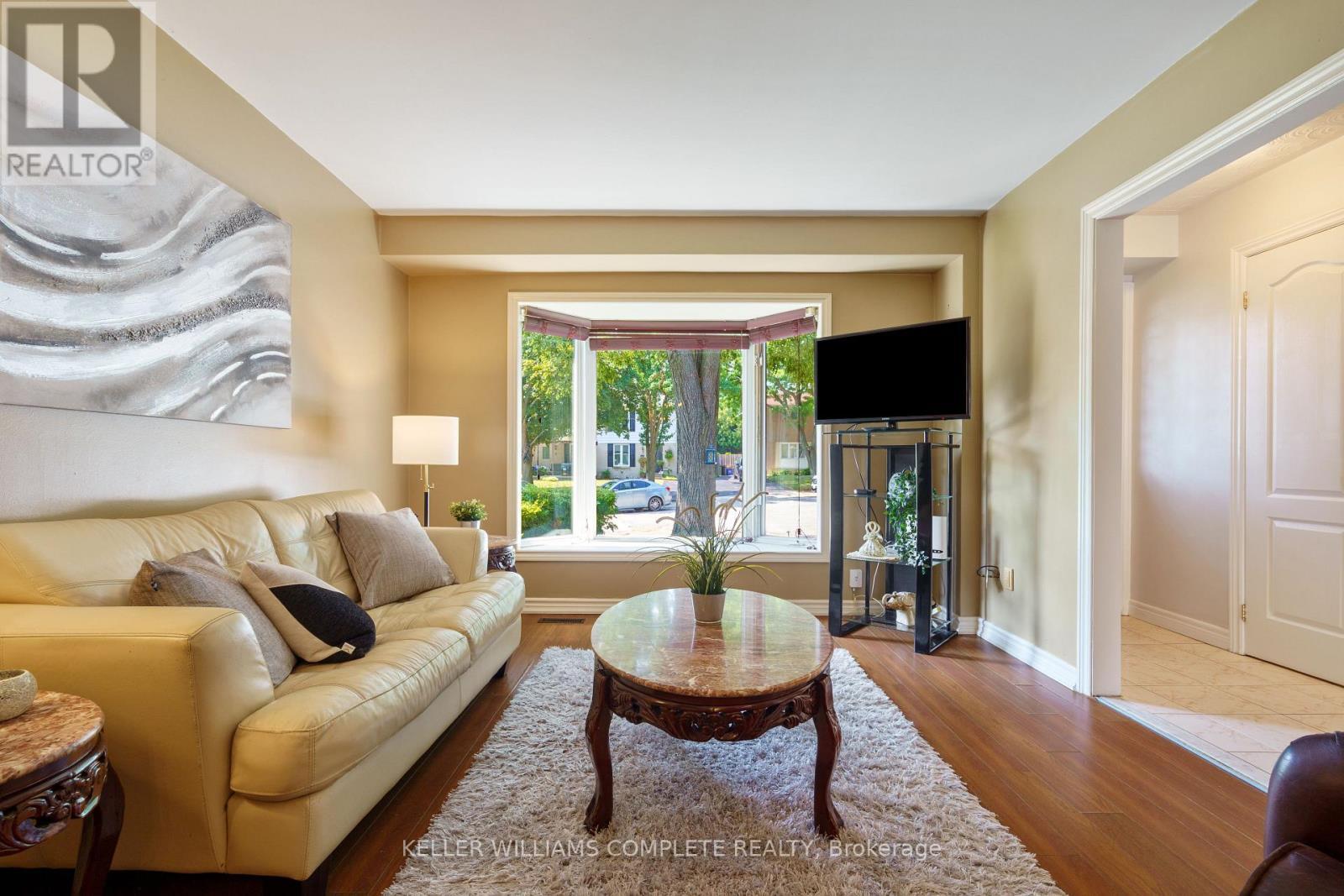 10 Glen Eden Court, Hamilton, ON - Indoor Photo Showing Living Room